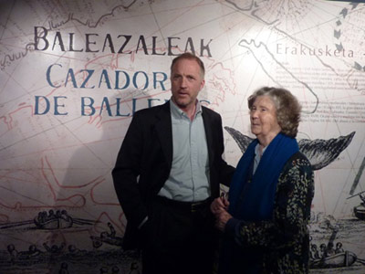 La historiadora Selma Huxley con su hijo, también historiador, Michael Barkham, en una foto de archivo (foto gipuzkoakomuseoak.net)