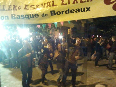 Por la noche hubo mucha gente joven en la Fiesta de la Música de la Euskal Etxea de Burdeos (foto BordeleEE)