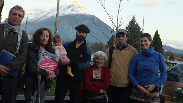 Frente a la Casa de la Cultura ‘Islas Malvinas’ de El Hoyo, y con el Cerro Pirque de fondo, Coco, María Elena Morrás, Sophia Lur en brazos de su papá Marco Aresta, Chana Elizalde, Enrique y Nuria Vilalta (fotoNV)