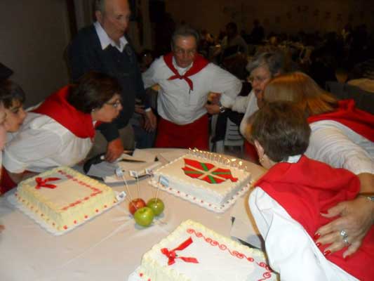 Itxaropen club members and friends sang Happy Birthday before blowing out the candles on the cake (photo EE)