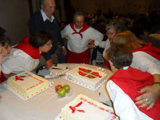 Socios y amigos del Itxaropen, encabezados por su presidente, Héctor Altamira, cantaron el 'Feliz Cumpleaños' y soplaron las velitas (fotoEE)