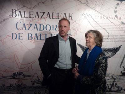 La historiadora Selma Huxley con su hijo, también historiador, Michael Barkham, en una foto de archivo (foto gipuzkoakomuseoak.net)