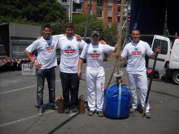 Integrantes del Txorierri Herri Kirol Taldea con las remeras del centro vasco argentino Gure Ametza (sic) de Río Cuarto con algunos de los utensilios propios de sus exhibiciones de herri kirolak (foto GAEE)