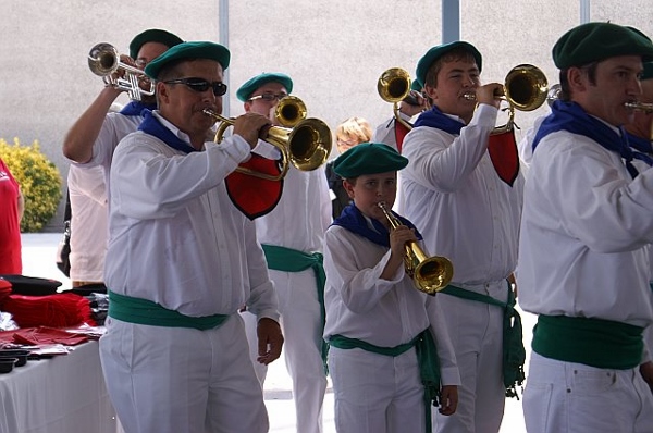 La Klika durante las fiestas vascas de Chino (California). Este año serán el 31 de agosto y 1-2 de septiembre (fotoEE)