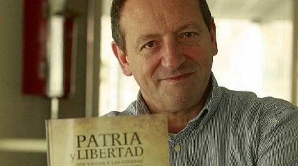 El coordinador del libro, Alexander Ugalde Zubiri, con 'Patria y Libertad, los vascos y las guerras de independencia de Cuba', libro también coordinado por él, en una foto del diario Deia.