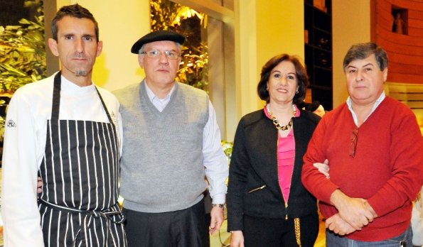 El chef Iker González Ayerbe, Héctor Izaguirre y Nora Izaguirre, y Manuel Pfannl (foto ABC Color-Asunción)