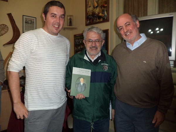 Reciente presentación en el CVF-Iparraldeko Euskal Etxea de Buenos Aires del libro de Jon Ander Ramos y Marcelino Irianni "Víctor Mendizábal: un faro en la tormenta". En la imagen, los autores rodean a Luis, descendiente de Víctor Mendizabal (fotoEE)