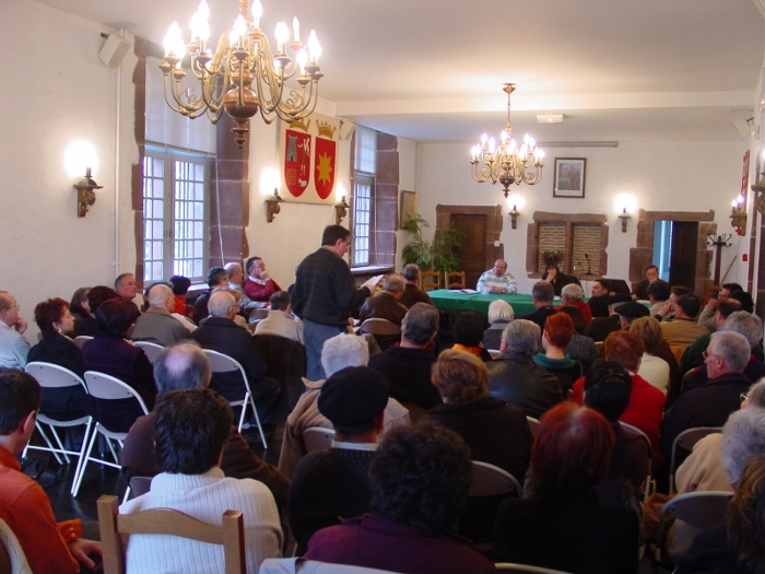 Imagen de una reunión anterior de Euskal Argentina en la casa consistorial de Donibane Garazi (foto EuskalKultura.com)