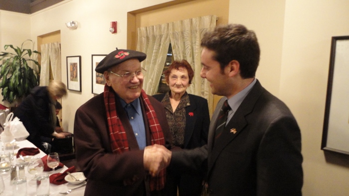 Pete Cenarrusa este pasado febrero, luciendo la txapela con orgullo, con Asier Vallejo, director para la Diáspora del Gobierno Vasco, con Freda su mujer observando. Pete apoyó durante toda su vida las instituciones vascas (foto EuskalKultura.com)