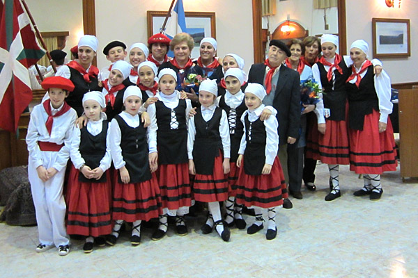 El presidente y algunos miembros de la Comisión Directiva del Beti Aurrera chivilcoyano junto a dantzaris de la institución (foto DeChivilcoy.com.ar)