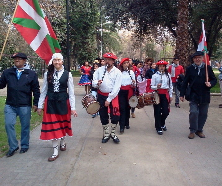 La banda de músicos y txistularis vascos en la kalejira del Día Internacional del Folclore 2013 por las calles de Santiago, con participación de numerosas colectividades y culturas presentes en el país (foto EE)