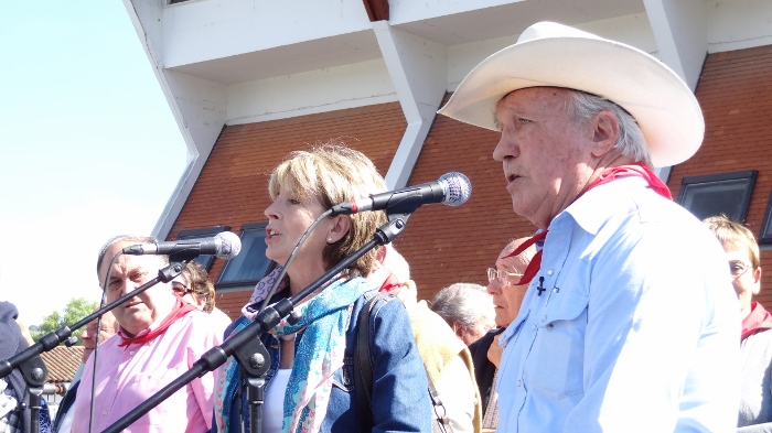 El matrimonio vasco-californiano formado por Maitexa y Mattin Etchamendy participó de los actos de la jornada y ofreció diversos cantos tradicionales en diversos momentos del día (foto EuskalKultura.com)