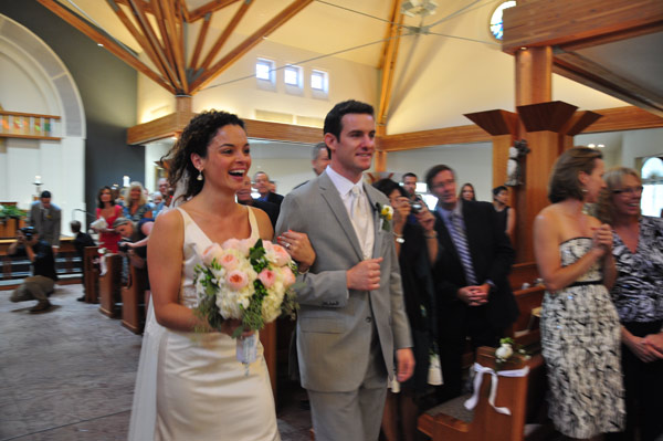 La pareja finalizada la ceremonia, en el momento en que Jacqueline se da cuenta de que los dantzaris del Gauden Bat de Chino han formado un arco para que ellos pasen por debajo a la salida de la iglesia