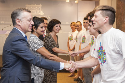 El Lehendakari Urkullu, su esposa, la secretaria general de Acción Exterior, Marian Elorza y el director para la Comunidad Vasca, Asier Vallejo, saludando a los jóvenes de Gaztemundu (2013)