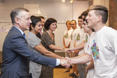 Lehendakari Urkullu, his wife, Secretary General of Foreign Action, Marian Elorza and Director of Basque Communities Abroad, asier Vallejo greeting Gaztemundu participants (2013)