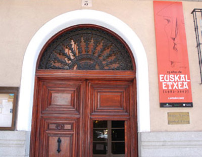 Entrada principal de la Euskal Etxea de Madrid, situada en pleno centro, en la trasera del Congreso de los Diputados