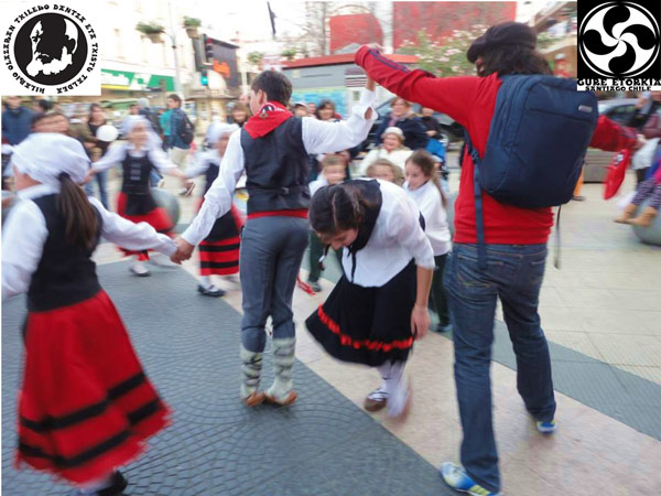 Kalejira por las calles de Viña del Mar con motivo de la fiesta de San Ignacio, de la mano de la  Agrupación Chilena "Hilario Olazaran Txileko Dantza eta Txistu Taldea"