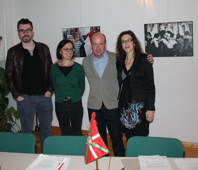 En un acto anterior de la Euskal Etxea de Berlín, parte de la directiva: a la izquierda Unai Lauzirika, tesorero, y, a la derecha, la presidenta Ainhoa Añorga (foto BerlinEE)