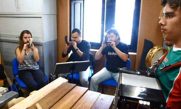 Miren Aizpitarte, Iñaki Esquiroz, Carlos Subijana (profesor) y Facundo Lamenza ensayando para la dantza plaza de Gasteiz (foto Gaztemundu)