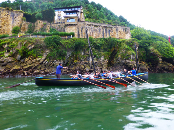 Los participantes en la edición 2013 de Gaztemundu salieron a remar en Pasaia (foto Gaztemundu)