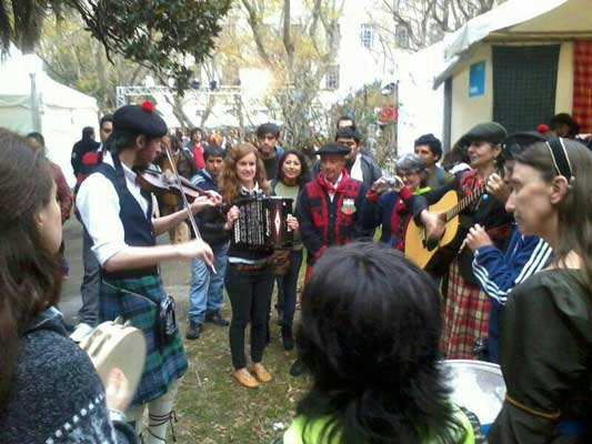 Instrumentos escoceses y vascos se unieron para ejecutar canciones de ambos pueblos (fotoEuskalKultura.com)