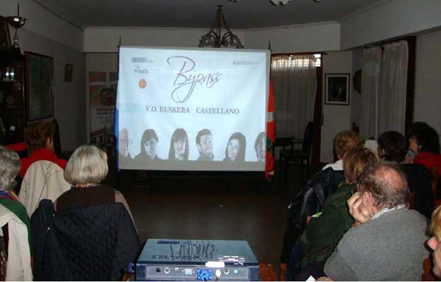 El ciclo de cine organizado por la Biblioteca Matxin Burdin se lleva a cabo todos los jueves (fotoEE)