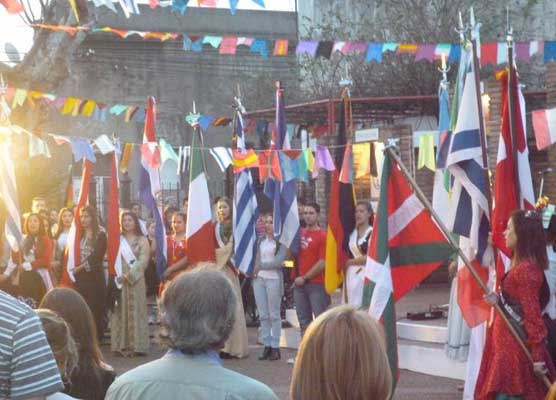 Las candidatas a reina de la provincia en el momento de entonar el Himno Argentino (foto Cecilia Silva Torrea)