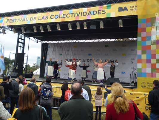 Ekin Dantzari Taldea en la Fiesta del Inmigrante celebrada ayer en el Planetario (foto EuskalKultura.com)