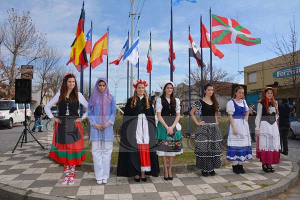 Las jóvenes candidatas a Reina de los Inmigrantes 2013 representaron a sus colectividades en el acto ofrecido por la Municipalidad. La primera por la izquierda es la representante vasca, Juliana A. Mandrini (fotoDiarioElOrden)