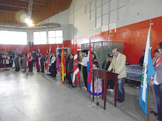 Autoridades de la ciudad de Viedma dieron la bienvenida a las colectividades en el acto por el Día del Inmigrante (foto RN24)