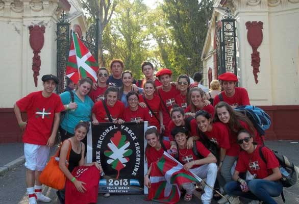 Jóvenes del centro vasco Euzko Etxea de Villa María (fotoEE)