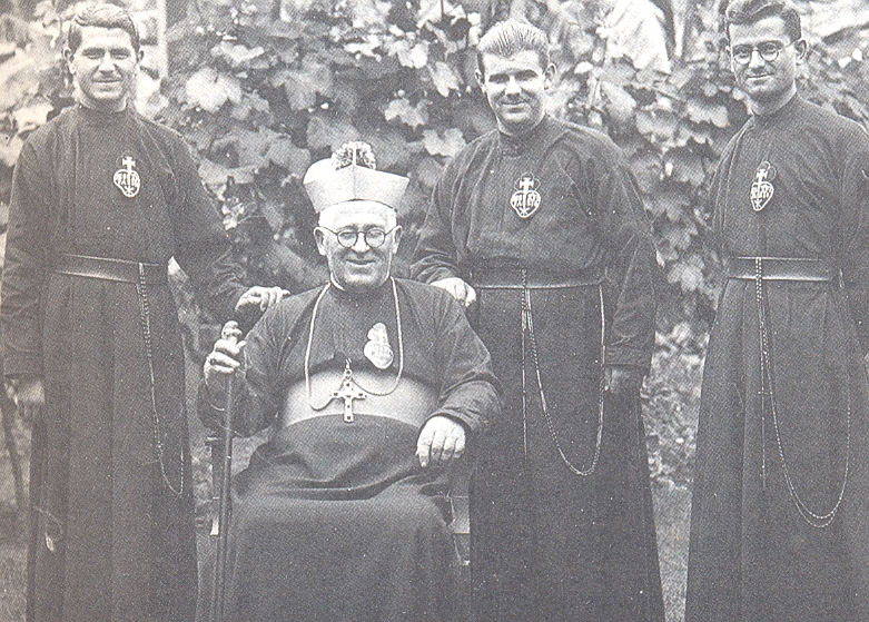 Monseñor Atanasio Jauregui junto a sus compañeros pasionistas Gabino Zugazaga, Juan Primo y Matías Irazábal.