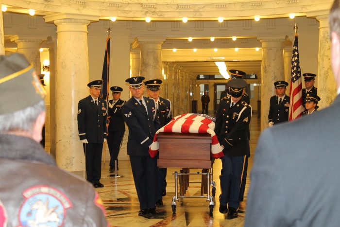 Momento de la llegada del féretro con los restos mortales de Pete Cenarrusa a su capilla ardiente en el Capitolio de Boise