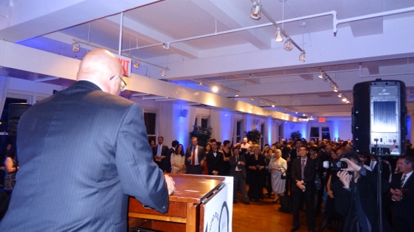 Aspecto que lucía ayer la sala Midtown Loft & Terrace, en la Quinta Avenida, durante la Gala del Centenario de Euzko Etxea of New York. En el micro, Iban Ubarretxena, vicepresidente de EENY (foto EuskalKultura.com)