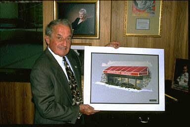 John Ascuaga, propietario del casino Nugget y del restaurante Orozko muestra una pintura de este último establecimiento (foto EuskalKultura.com)