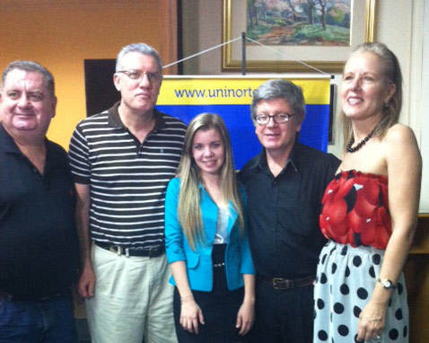 De izquierda a derecha, José Bregüer, Héctor Izaguirre, Romina Alegre (cantante), Carlos Alegre y Silvia Izaguirre (foto AsuncionEE)