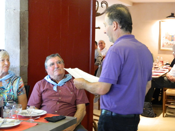 Frantxua Juanikotena cantó unos bertsos escritos para Pierra Lako, que se emocionó durante el homenaje que le tributó Euskal Argentian (foto Euskal Argentina)