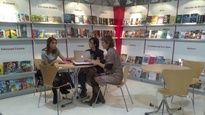 Una reunión de trabajo en el stand vasco de la Feria del Libro de Fráncfort 2013 (foto Etxepare)