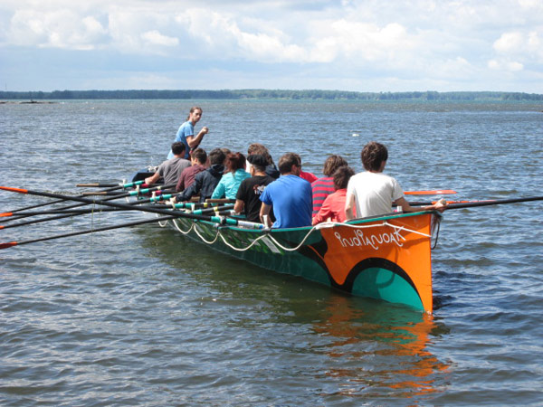 Quebec-eko Euskaldunak Euskal Etxeko kideak Saint Laurent ibaian Indianoak espedizioko traineruarekin arraunketa saioa egiten (argazkia QuebecEE)