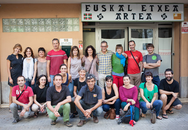 Los profesores de centros vascos asistentes a la reunión posan frente a la sede de Artea Euskal Etxea (foto HABE)