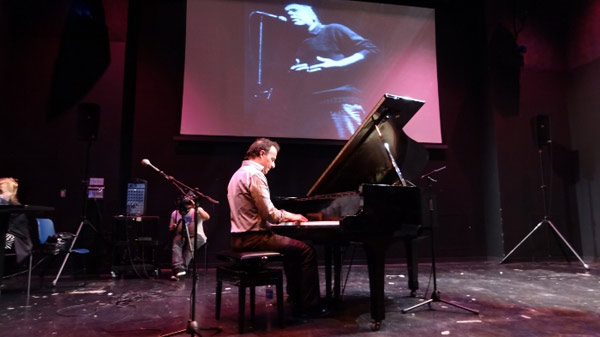 Pianist Iñaki Salvador performing at the "Mikel Laboa, in memoriam" tribute to the great Basque songwriter at the Black Box Theater in New York (photo EuskalKultura.com)