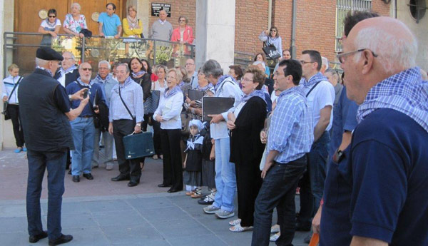 El coro del Gure Txoko de Valladolid cantando frente a la parroquia de Santo Domingo de Guzmán (foto ValladolidEE)