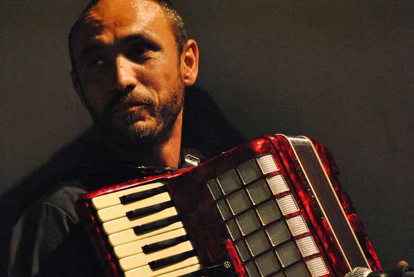 Alex Garate accordion player in the "Zingaros-New Gypsy Tango" group (photowww.zingaros.com.ar) 