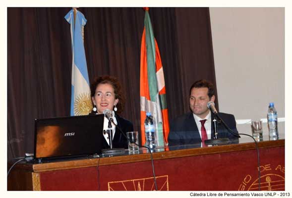 Delegate of Euskadi in Argentina, Sara Pagola along with President of the Bar, Fernando Leven greeting those in attendance (photoChair)