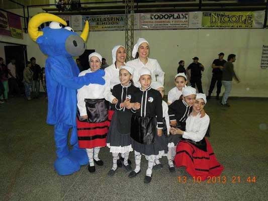 Las dantzaris del Gure Etxea no fueron solas a Lamarque. El toro sanferminero las acompañó en su presentación (fotoEE)