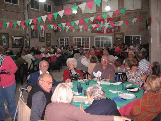 En la fiesta de cumpleaños del centro vasco Eusko Aterpea hubo cena, bailes y una gran cantidad de invitados (fotoEE)