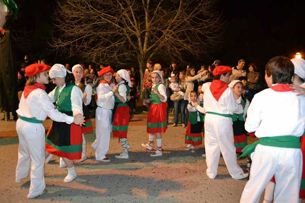 Los dantzaris del grupo 'Iturri zaharreko ur berria' (el agua nueva que mana de la vieja fuente) del centro vasco Zazpirak Bat de Gral. Las Heras en la Fiesta de la Primavera (fotoEE)