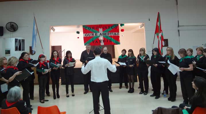 Participación de la agrupación coral arrecifeña 'Iruki Alaiak' en el 11º Encuentro de Coros de Tandil, llevado a cabo en el centro local Gure Etxea (fotoEE)