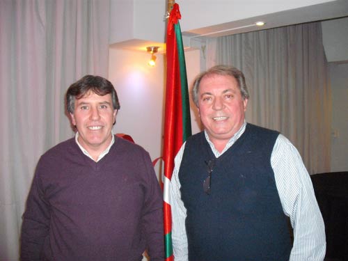 El presidente de Euzko Etxea de Villa María Ismael Martínez de Alegría en la Asamblea del pasado año, junto a su predecesor en el cargo, Raúl Onnainty (fotoEE)