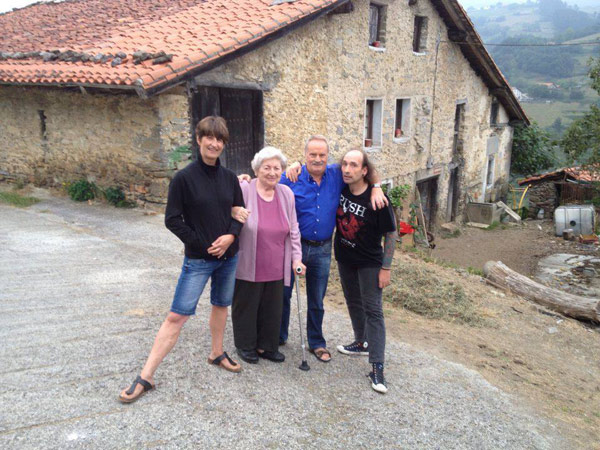 A recent visit to the farmhouse, Maria Lizarzaburu, Patricia Lizarzaburu, Jon Tolosa, and in black, Patxi Goenaga Lizarzaburu, one of the organizers of the next reunion (photo F. Lizarzaburu)